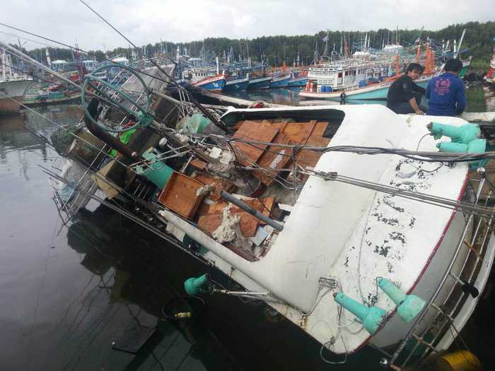 Phuket firefighters “sink’ fire-ravaged fishing boat