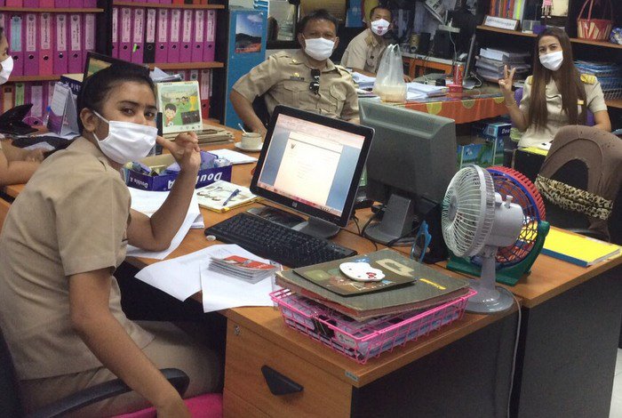 Video Report: Mayor gives teachers, students masks for haze