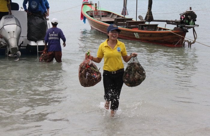 Phuket divers lift 400kg of rubbish from Karon waters [video] | Thaiger