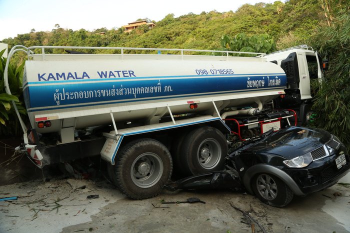 Water tanker crushes pick-up truck in Kamala villa estate