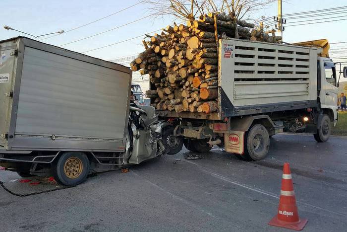 Sausage delivery truck rams logging trailer in high-speed crash