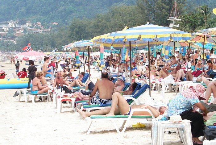 Sunloungers allowed during Patong Beach trial period