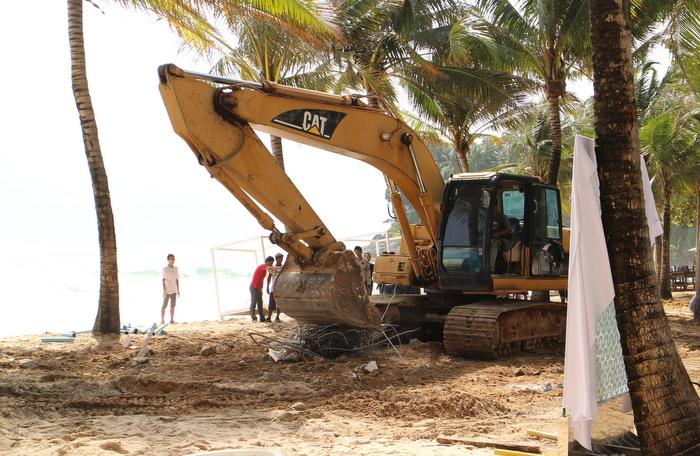 Vice Governor vows to demolish Surin Beach clubs