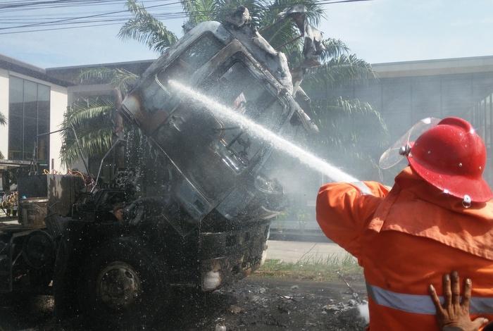 18-wheeled Phuket truck bursts into flames