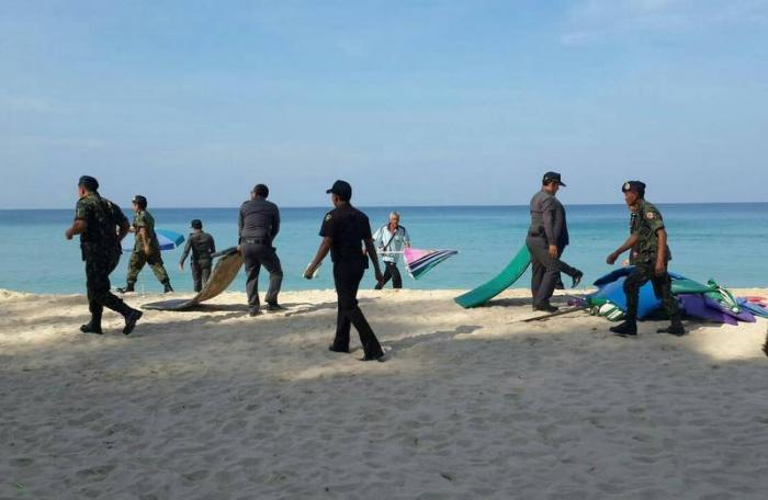 Officers seize illegal umbrellas, mats from Phuket beach