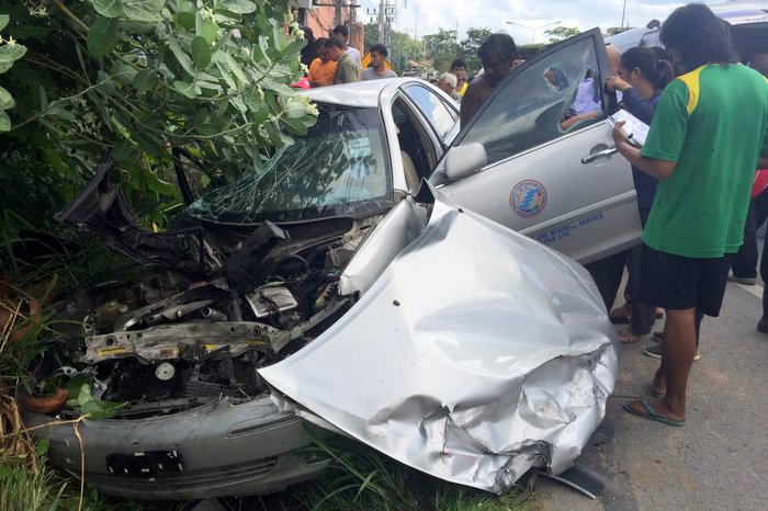 Phuket airport taxi slams into 18-wheeler