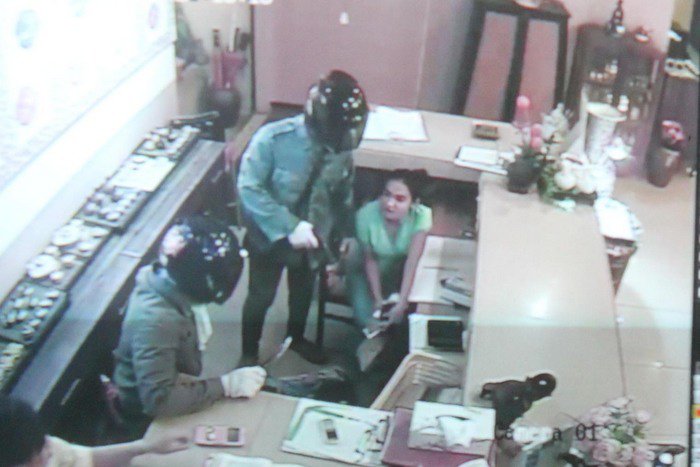 Armed robbers knock over Phuket spa for B500k