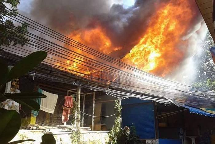 Fire rips through shops on Phi Phi