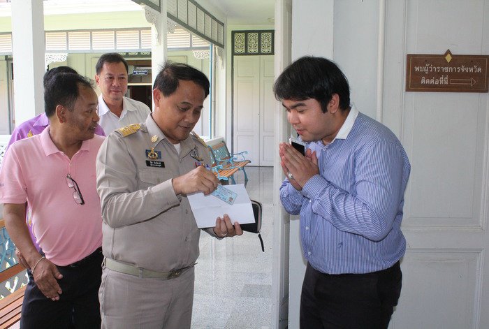 Phuket Gov, Vice Gov return lost wallet to doctor