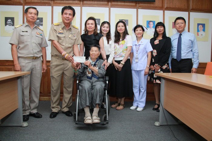 Family of heat-stroke victim donates B200k to Vachira Phuket Hospital