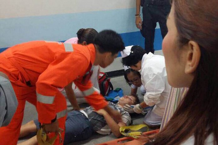 Aussie lad gets head stuck on Phuket International Airport escalator