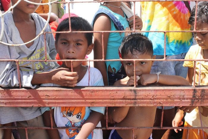 Phuket’s poor gather to receive food donations during annual alms festival