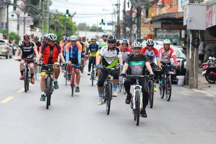 Governor leads 500 bikers in “Bike for Mom’ practice ride