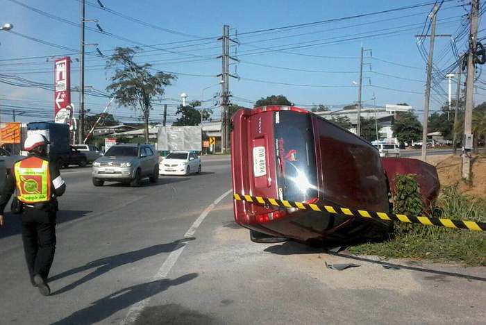 Men flee scene of power-pole crash