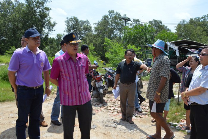 Officials investigate rank pig farms in Chalong