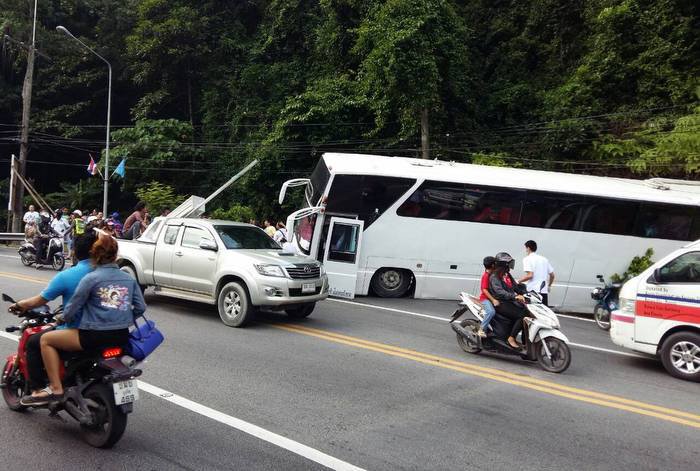 Four injured in Patong Hill bus crash