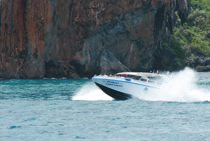 Weather: Small Phuket boats prohibited from accessing Phi Phi, Racha