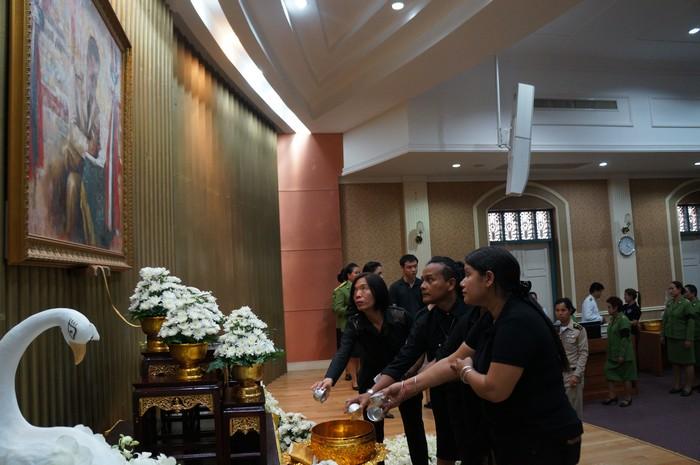 Somber Phuketians pay respects to departed King at Provincial Hall