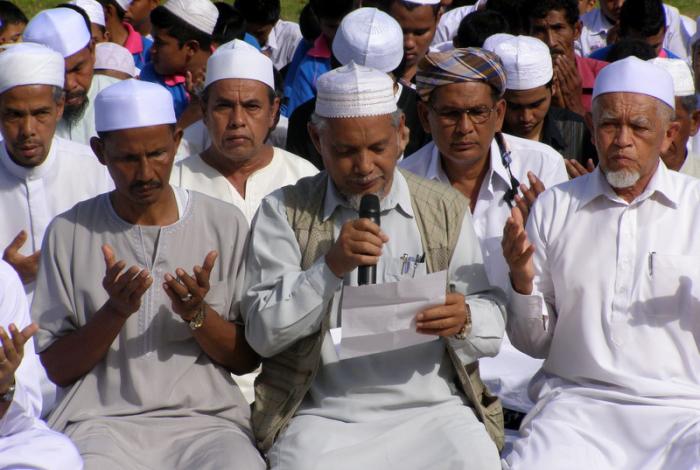 Phuket Muslims mourn the loss of His Majesty