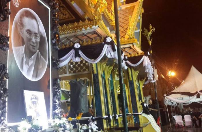 Patong mayor, locals pray for King