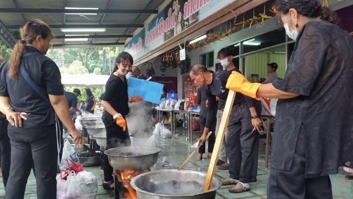 Free black dyeing service offered to mourners