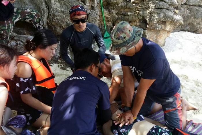 Longtail passengers rescue fellow tourist