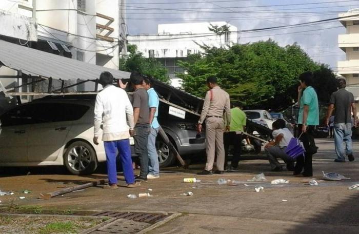 Crane crash damages two vehicles at Krabi Hospital car park