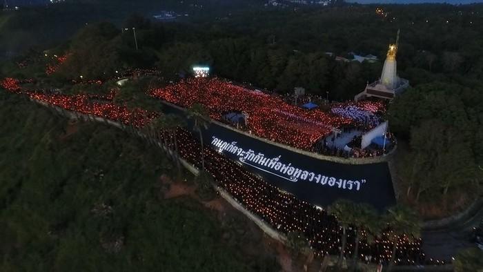 Promthep Cape lights up in memory of His Majesty