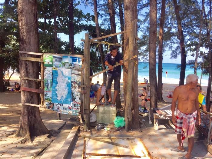 Military removes stalls at Naithon Beach