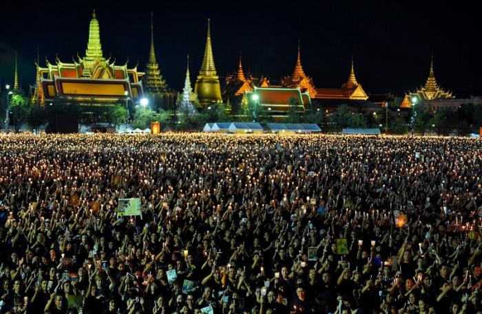 Free trip to Grand Palace for Phuketians in mourning