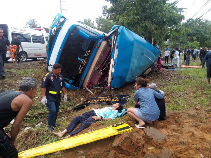 1 killed, 26 injured as coach to Phuket flips on wet bend