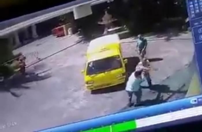 Resort employee beat by taxi driver for hailing tuk-tuk