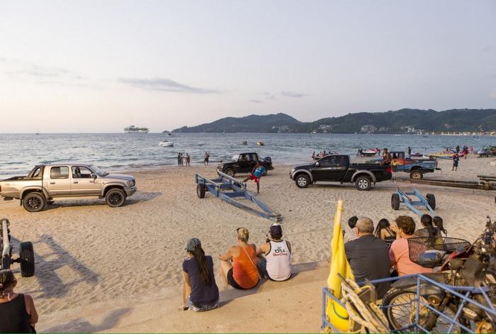 Jet-skis’ truck-trailer chaos gets “okay’ for Phuket beaches