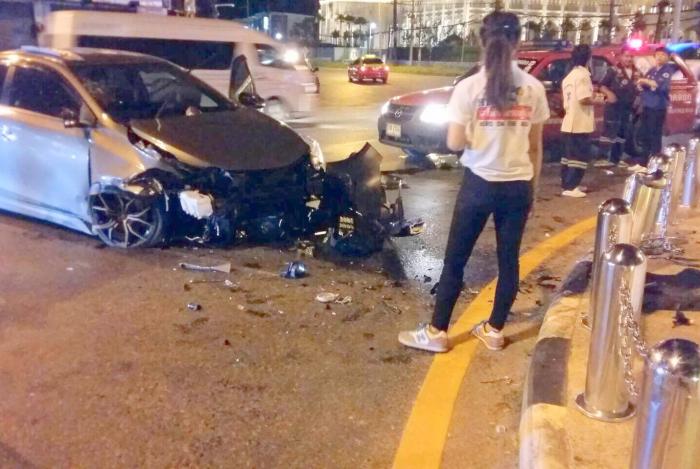 Police officer unstable after crashing into Heroines’ Monument barrier