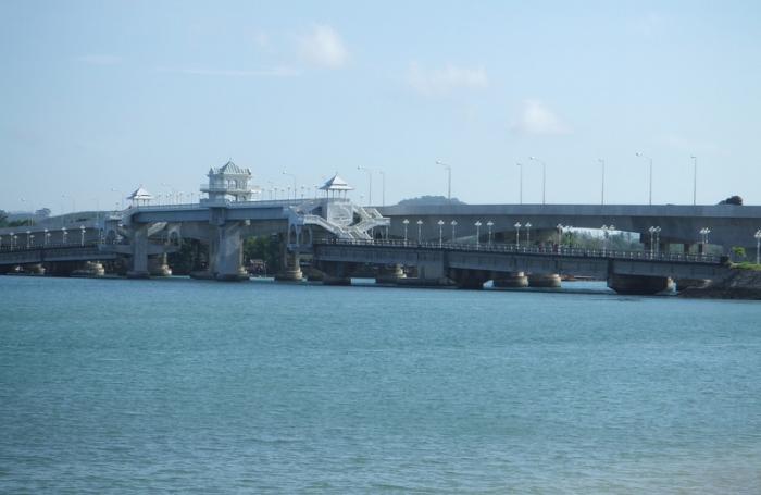 Woman rescued after suicidal leap from Phuket’s “love bridge’