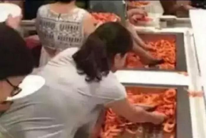 Phuket etiquette course in wake of Chinese tourist prawn gorging [video] | Thaiger