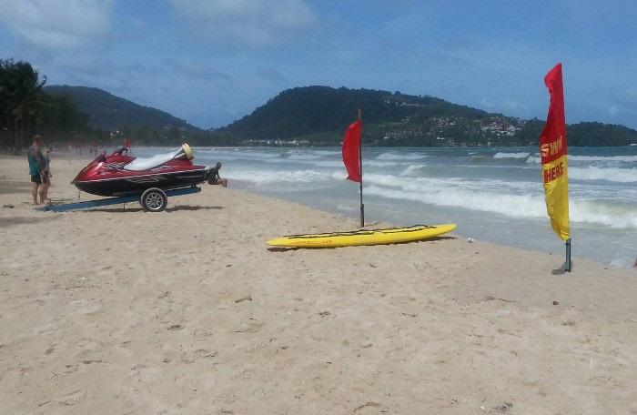 Four tourists hurt in knife fight with robbers on Patong Beach