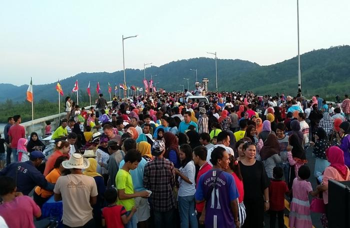 Thousands make first crossing on foot between Krabi islands