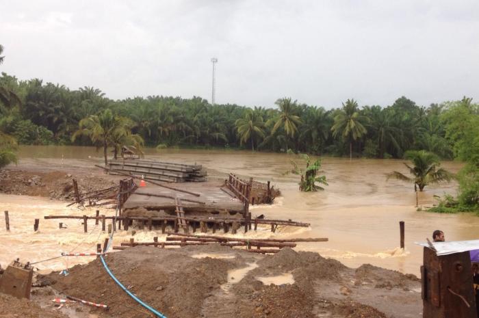 Motorists stranded as deluge causes bridge collapse in Krabi