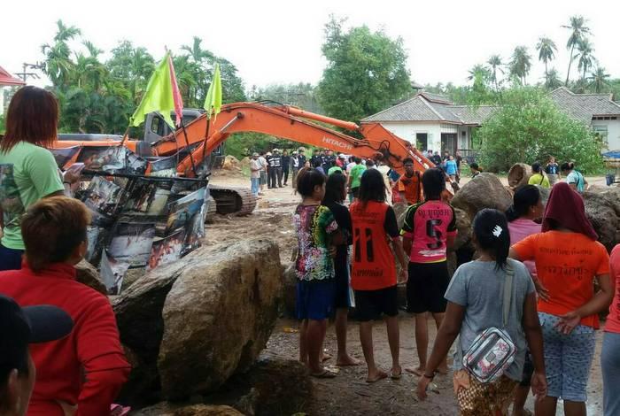 Baron builders block sea gypsies with boulders