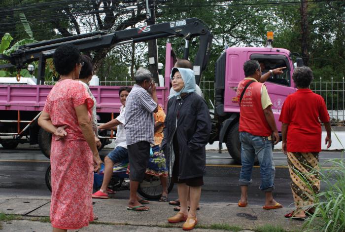 Mayor Somjai takes to the streets following heavy rains