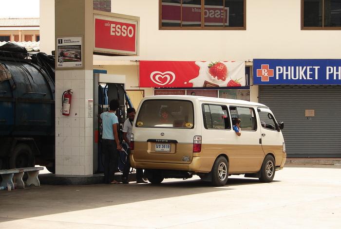 Gas station attendants criminally responsible for customers who don’t hang up