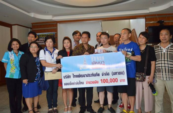 Gov presents money to Phi Phi boat crash victim’s family