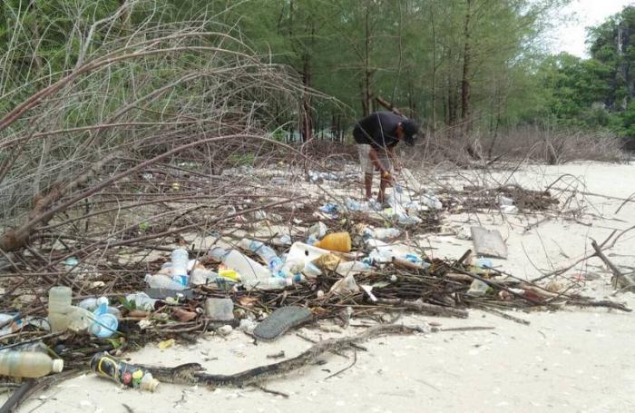 Strong waves, winds wash up trash on Phi Phi