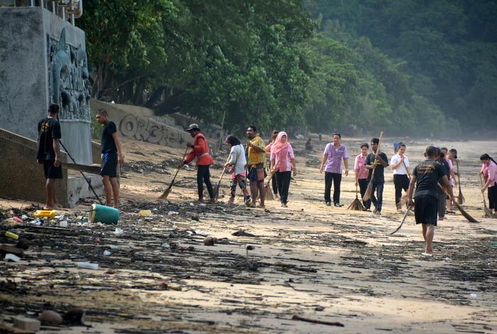 Tourists thanked by Ao Nang officials for beach cleaning