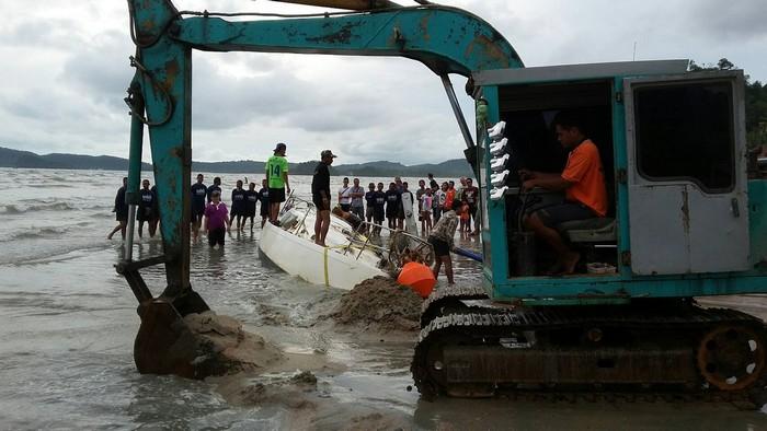 Beached yacht at Ao Nang refuses to budge