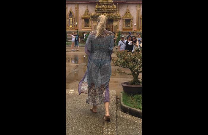 Foreign tourist apologizes for visiting temple in sexy dress