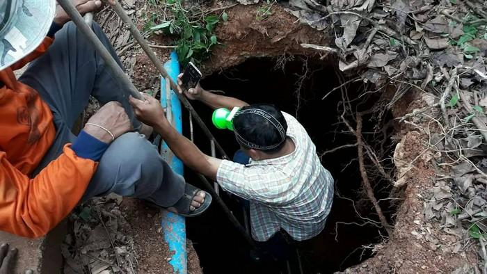 Sinkhole threatens to swallow road in Krabi Village