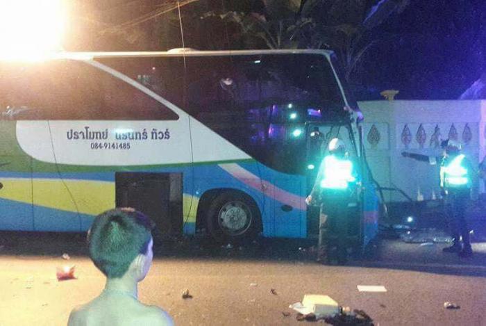 Bus driver flees after Chinese tourists injured in crash