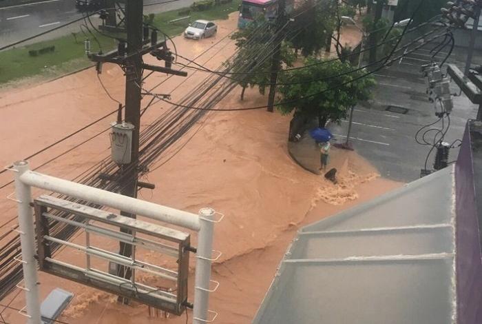 Floods paralyze Phuket